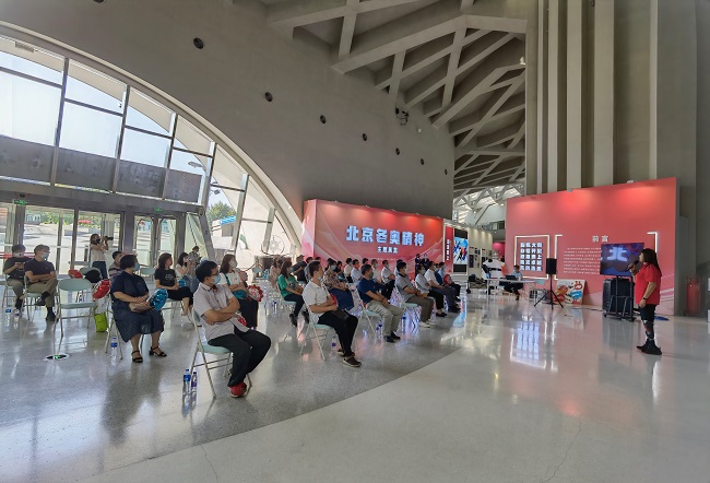 图为全体党员认真聆听残奥冠军刘玉坤宣讲
